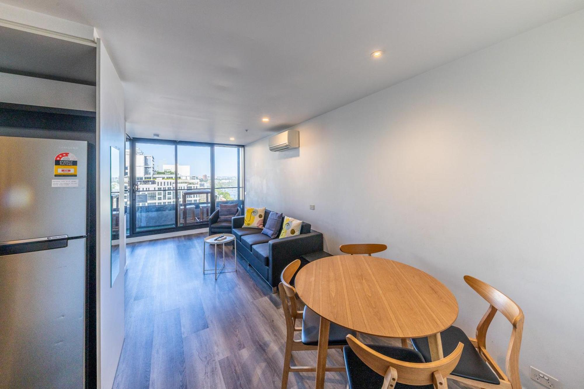 Aura2107, Cbd Entire 2 Bedroom Apartment With Balcony And Stunning Yarra River Views — Photos 2
