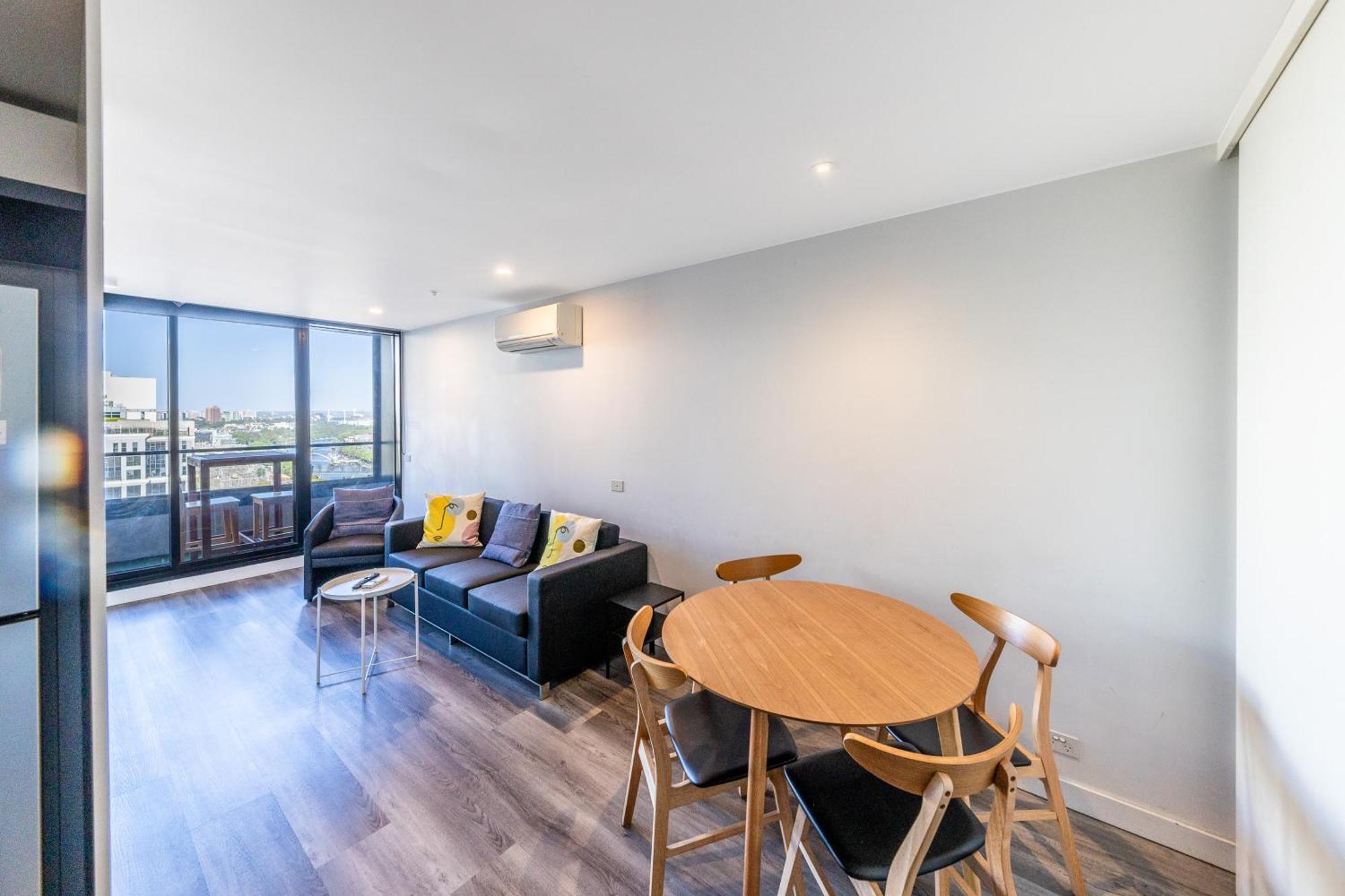 Aura2107, Cbd Entire 2 Bedroom Apartment With Balcony And Stunning Yarra River Views — Photos 3